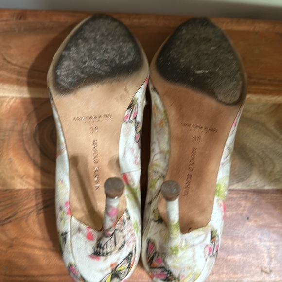 Manolo Blahnik Hangisi with Dustbag. - Picture 10 of 10